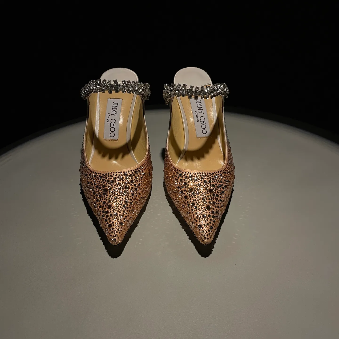 💕💕Factory direct selling price p680💕💕Jimmy Choo/Jimmy Choo classic diamond chain, pointed toe high-heeled slippers, crystal slippers, superb crystal slippers, so beautiful that you can’t take your eyes away. The shape of the shoes is very delicate, not too narrow and long, and the internal space is enough to allow the toes to relax enough. The rhinestones outline a charming arc on the instep, which is simply beautiful. It has a 360-degree surrounding fairy atmosphere, gorgeous but not exaggerated! ! The fabric is made of original customized material. The lining and toes are made of imported sheepskin. Customized A-grade Italian cowhide genuine leather sole. Heel height: 6.5cm 8.5cm Size: 35-39 (34/40/41/42/43 customized)